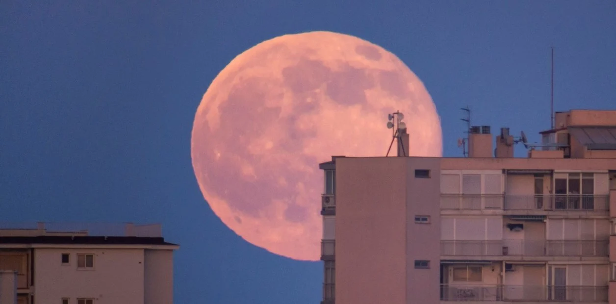 Para que la superluna ocurra, esta también debe estar llena. Muchas veces se la ve roja. 
