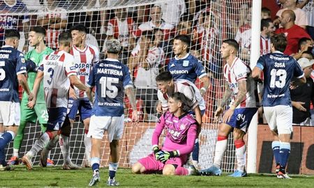 Ni el tiro del final le salió a Unión, que en la cabeza de Cardozo buscó un empate justo ante un Racing 100% efectivo. Ni el tiro del final le salió a Unión, que en la cabeza de Cardozo buscó un empate justo ante un Racing 100% efectivo.