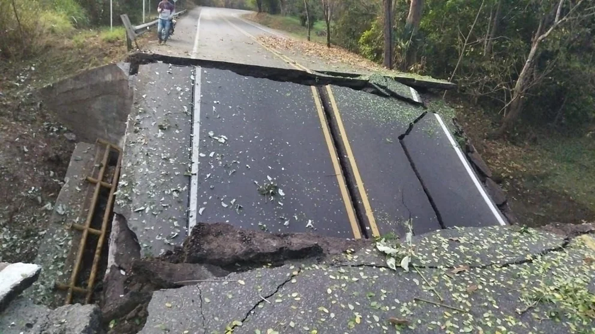 Atentado en el puente La Tijera.