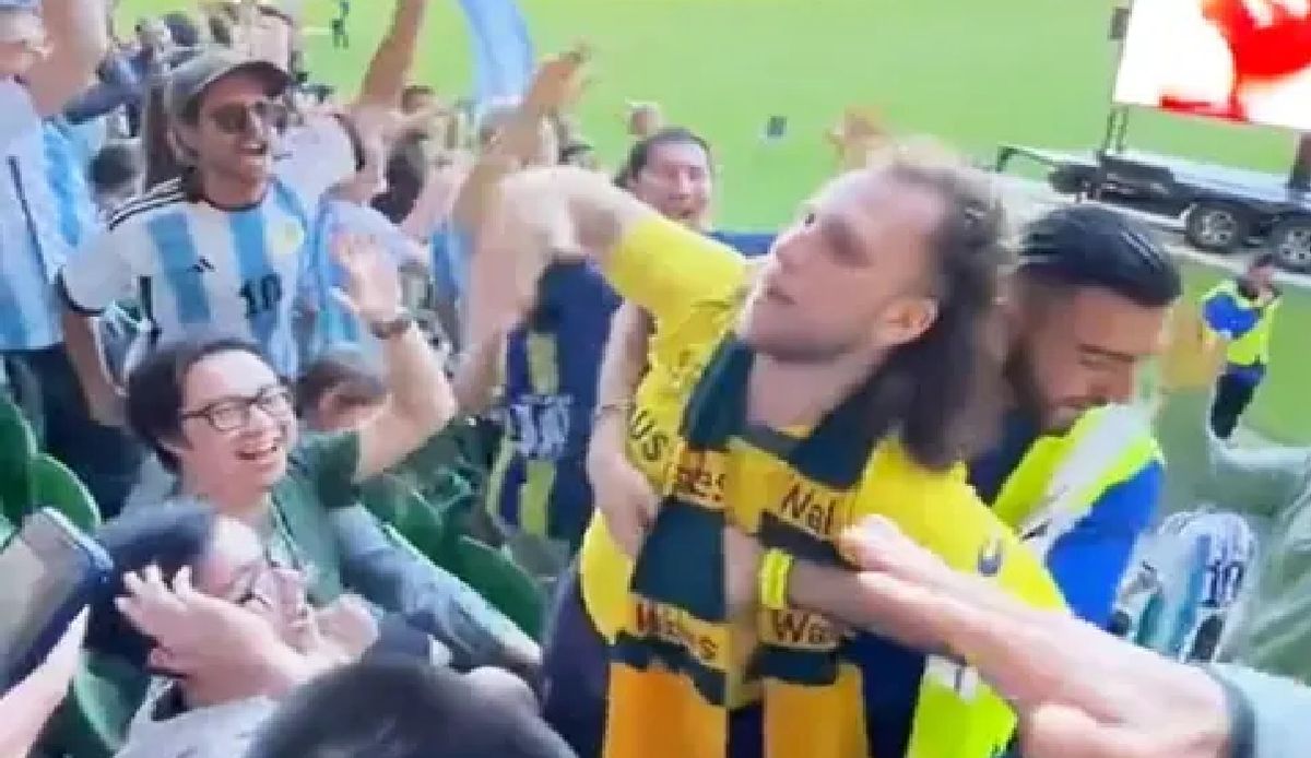 Tuvieron que sacar del estadio a un hincha de Australia