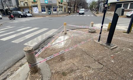 La boca de tormenta de Suipacha y San Jerónimo ya fue reparada, luego de que un camión haya incrustado una de sus ruedas. La boca de tormenta de Suipacha y San Jerónimo ya fue reparada, luego de que un camión haya incrustado una de sus ruedas.