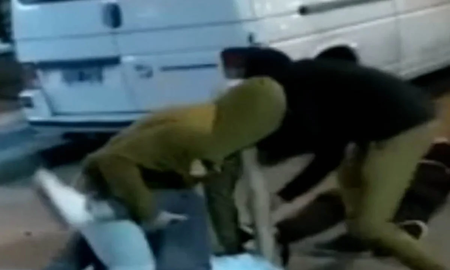 Brutal golpiza a la salida de un bar en La Paz: uno quedó inconsciente sobre la calle Brutal golpiza a la salida de un bar en La Paz: uno quedó inconsciente sobre la calle