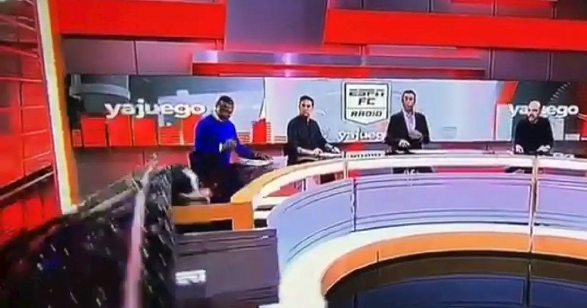 Una pantalla gigante aplasta a un periodista colombiano en medio de un programa en directo
