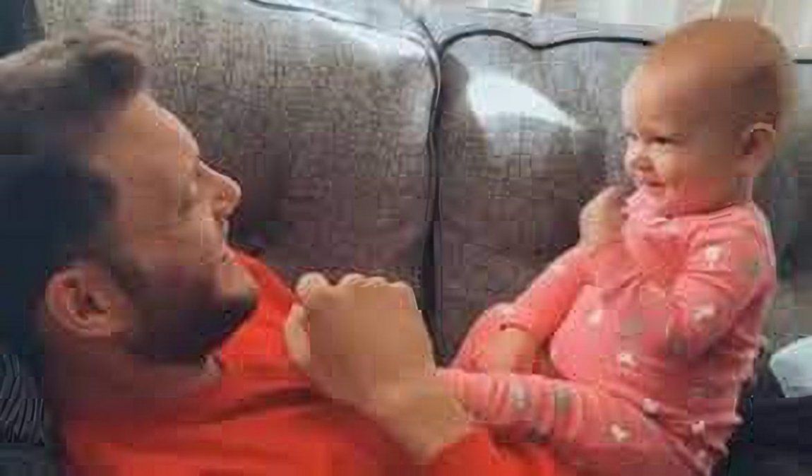 Viral: un bebé trata de comunicarse con su padre sordo usando lenguaje de señas.