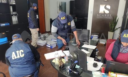 Los investigadores de la Agencia de Investigación Criminal en un estudio juridico. Los investigadores de la Agencia de Investigación Criminal en un estudio juridico.
