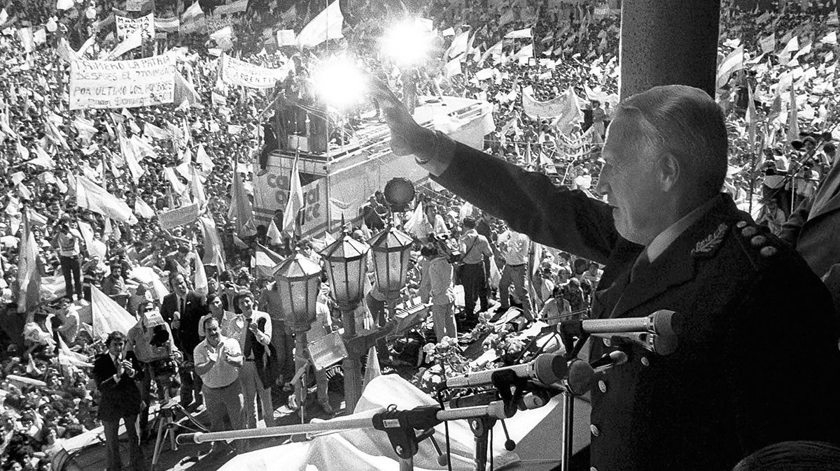 “Acá están reunidos obreros, empresarios, intelectuales, todos los órdenes de la vida nacional en la unión nacional y la procura del bienestar del país y su dignidad”, gritaba un Galtieri asombrado por su repentina popularidad. “Acá están reunidos obreros, empresarios, intelectuales, todos los órdenes de la vida nacional en la unión nacional y la procura del bienestar del país y su dignidad”, gritaba un Galtieri asombrado por su repentina popularidad.