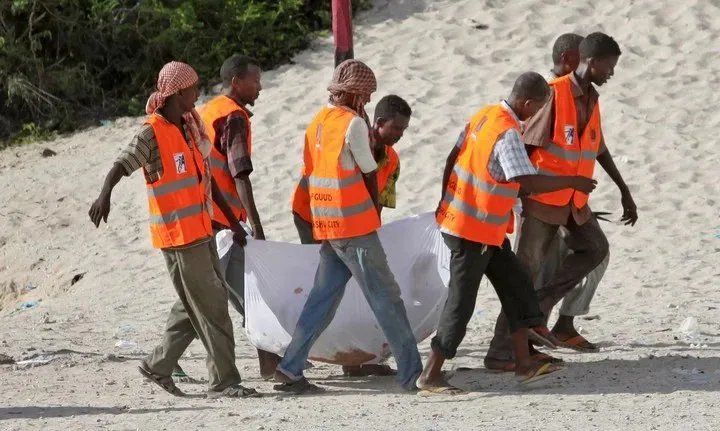 El retiro del cuerpo del ejewcutado (AP).