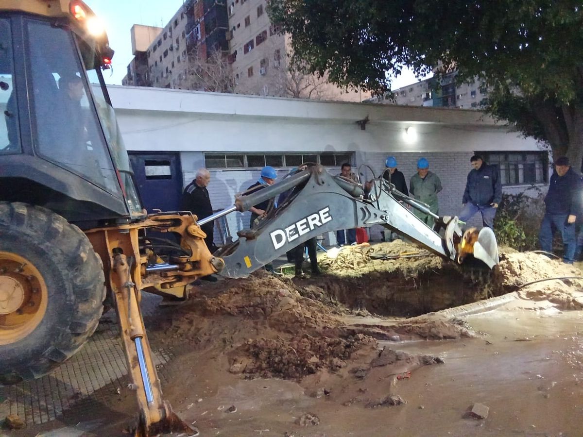 Aguas Santafesinas reparó el caño averiado en barrio El Pozo.