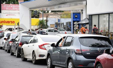La faltante de combustibles produjo largas filas en las estaciones de servicio. La faltante de combustibles produjo largas filas en las estaciones de servicio.