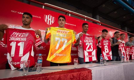El Club Atlético Unión Presentó sus refuerzos en el estadio Ángel Malvicino. El Club Atlético Unión Presentó sus refuerzos en el estadio Ángel Malvicino.