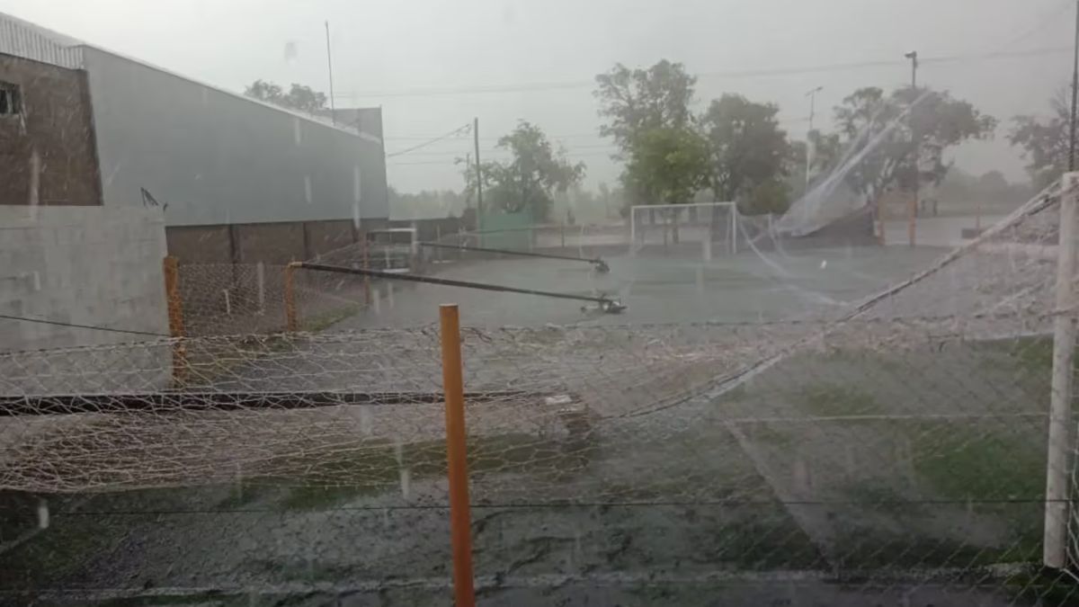Un fuerte temporal de lluvias y tormentas provocó destrozos en San Luis.