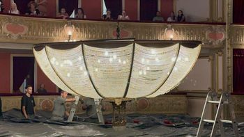 Cuando la araña llegó a su punto más bajo, casi rozando el escenario protegido, el público rompió el silencio con un aplauso espontáneo.