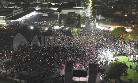 Como todos los años, miles de hinchas de Colón se reunieron en las inmediaciones del club para celebrar un nuevo aniversario del Sabalero. Como todos los años, miles de hinchas de Colón se reunieron en las inmediaciones del club para celebrar un nuevo aniversario del Sabalero.