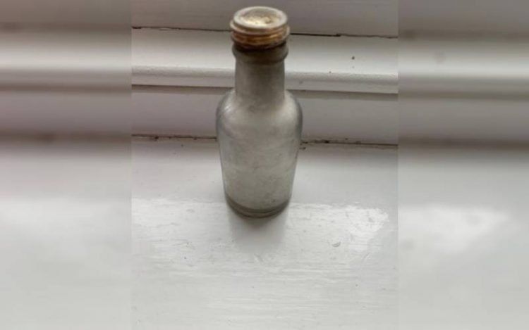 La botella encontrada con cartas en su interior.