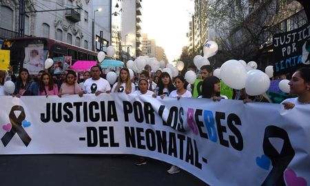 Las madres, padres y familiares de los bebés fallecidos se movilizaron este martes en pleno centro de la capital cordobesa, para exigir “justicia”.