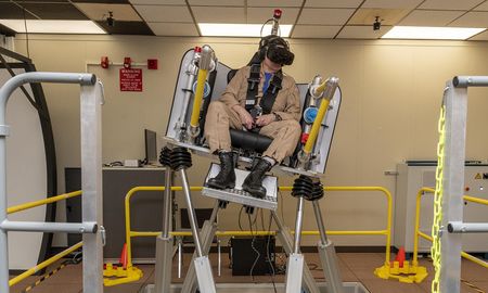 El piloto de pruebas de la NASA, Wayne Ringelberg, sentado en el simulador de vuelo de realidad virtual del taxi aéreo durante una prueba en el Centro de Investigación de Vuelo Armstrong de la NASA en Edwards, California, en marzo del 2024. El piloto de pruebas de la NASA, Wayne Ringelberg, sentado en el simulador de vuelo de realidad virtual del taxi aéreo durante una prueba en el Centro de Investigación de Vuelo Armstrong de la NASA en Edwards, California, en marzo del 2024.