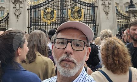Desde el Palacio de Buckingham, el doctor José María Gatto, reconocido director teatral de Santa Fe, habló con AIRE este viernes. Una multitud despide a la reina. Desde el Palacio de Buckingham, el doctor José María Gatto, reconocido director teatral de Santa Fe, habló con AIRE este viernes. Una multitud despide a la reina.