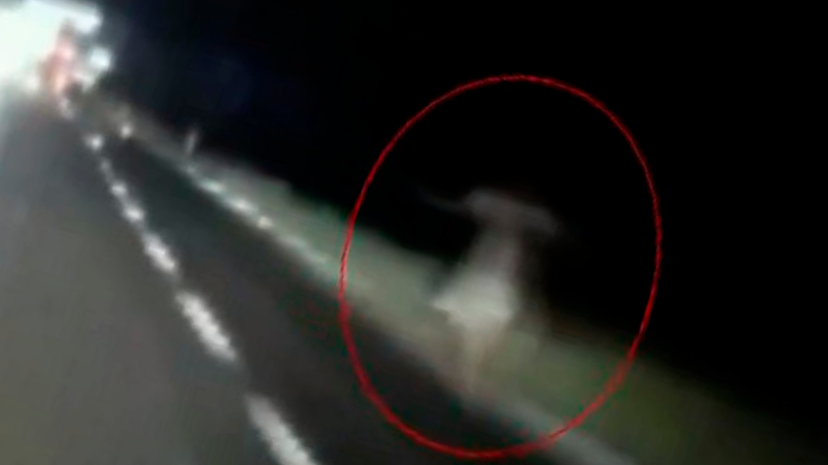Mujer fantasma es grabada corriendo por la carretera