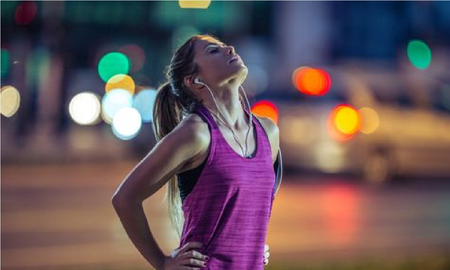 Ejercitarse durante las primeras horas de noche mejora el funcionamiento del metabolismo y facilita el control de los niveles de azúcar en sangre Ejercitarse durante las primeras horas de noche mejora el funcionamiento del metabolismo y facilita el control de los niveles de azúcar en sangre