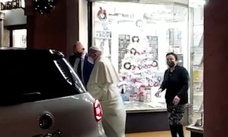 La visita de Francisco se produjo poco antes de las 20 horas del martes y fue captada por un periodista. La visita de Francisco se produjo poco antes de las 20 horas del martes y fue captada por un periodista.