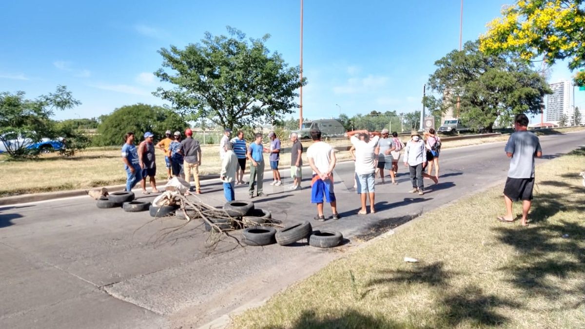 Los pescadores que cortaban el acceso al Viaducto Oroño lo levantaron al enterarse de la decisión de la Cámara.
