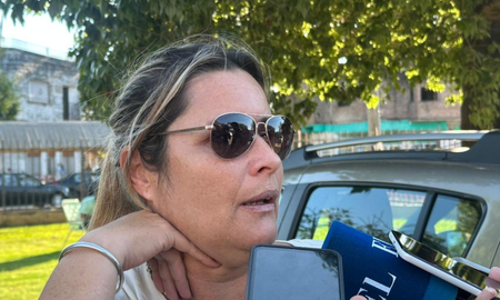 Valeria, tía de Felipe, uno de los heridos en el tiroteo en una escuela de San Cristóbal que se encuentra en el Hospital Alassia.