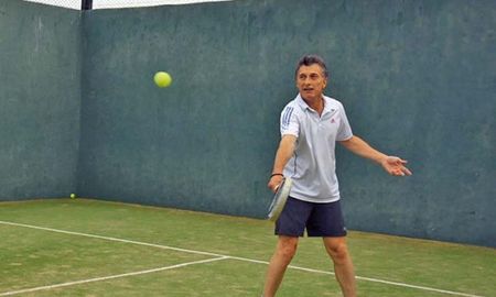 macri se lesiono la espalda jugando al paddle con patricia bullrich macri se lesiono la espalda jugando al paddle con patricia bullrich