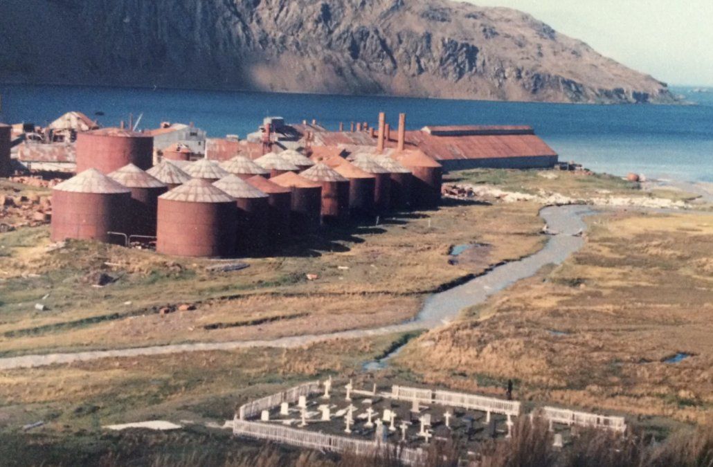 Estos eran los silos, en los que se guardaba aceite de ballena, que iban a desguazar los chatarreros argentinos en las Georgias.