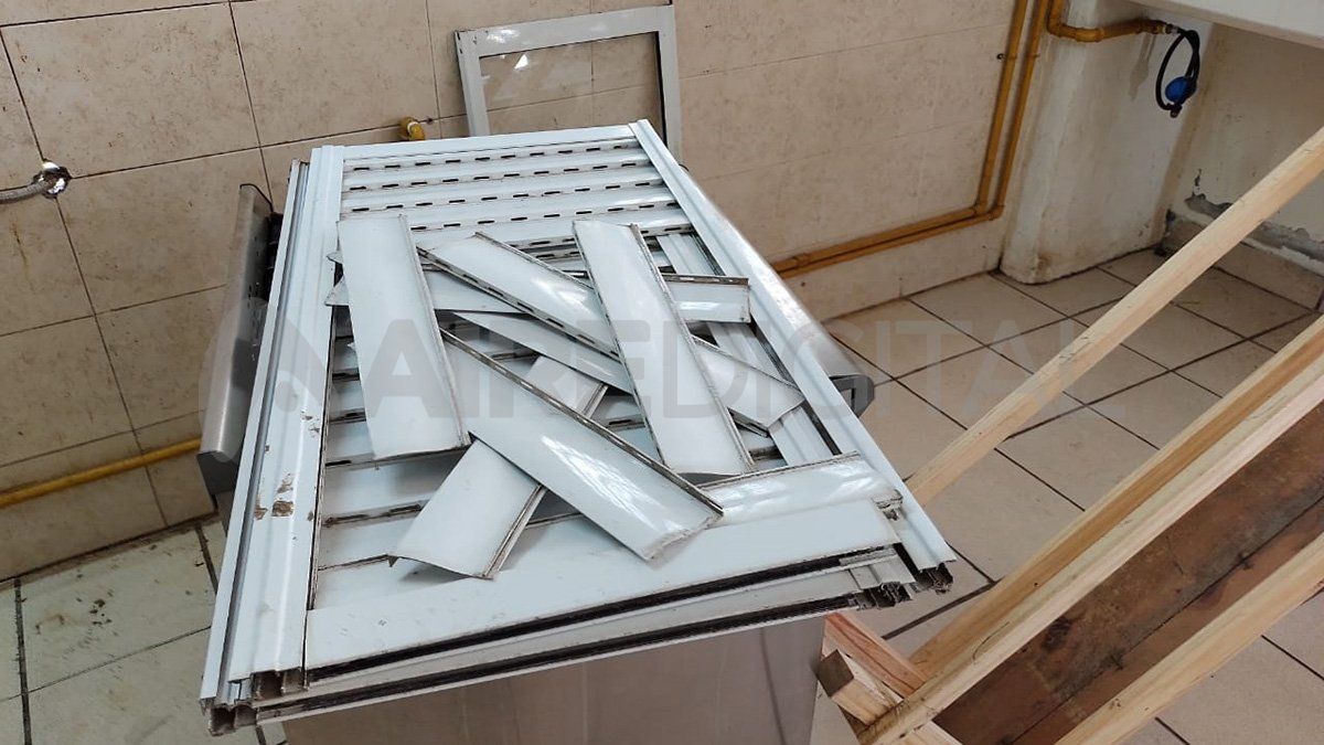 Los delincuentes rompieron puertas y ventanas.