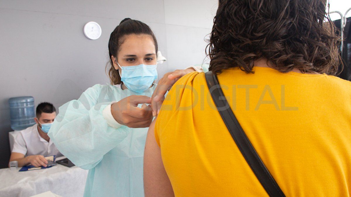 Del millón de vacunas de Sinopharm recibidas, Nación dispuso el envío en una primera etapa de 492.400 dosis según el porcentaje de población de cada provincia, lo que comenzó el domingo.