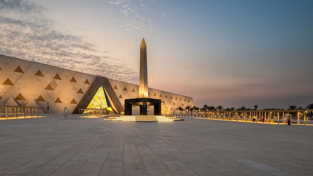 El Gran Museo Egipcio se erige junto a las pirámides de Giza y alberga más de 100.000 piezas históricas. El Gran Museo Egipcio se erige junto a las pirámides de Giza y alberga más de 100.000 piezas históricas.