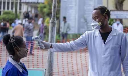 Personal del hospital Zewditu Memorial de Adís Abeba toma la temperatura a una mujer que se dispone a entrar en el centro sanitario. Personal del hospital Zewditu Memorial de Adís Abeba toma la temperatura a una mujer que se dispone a entrar en el centro sanitario.