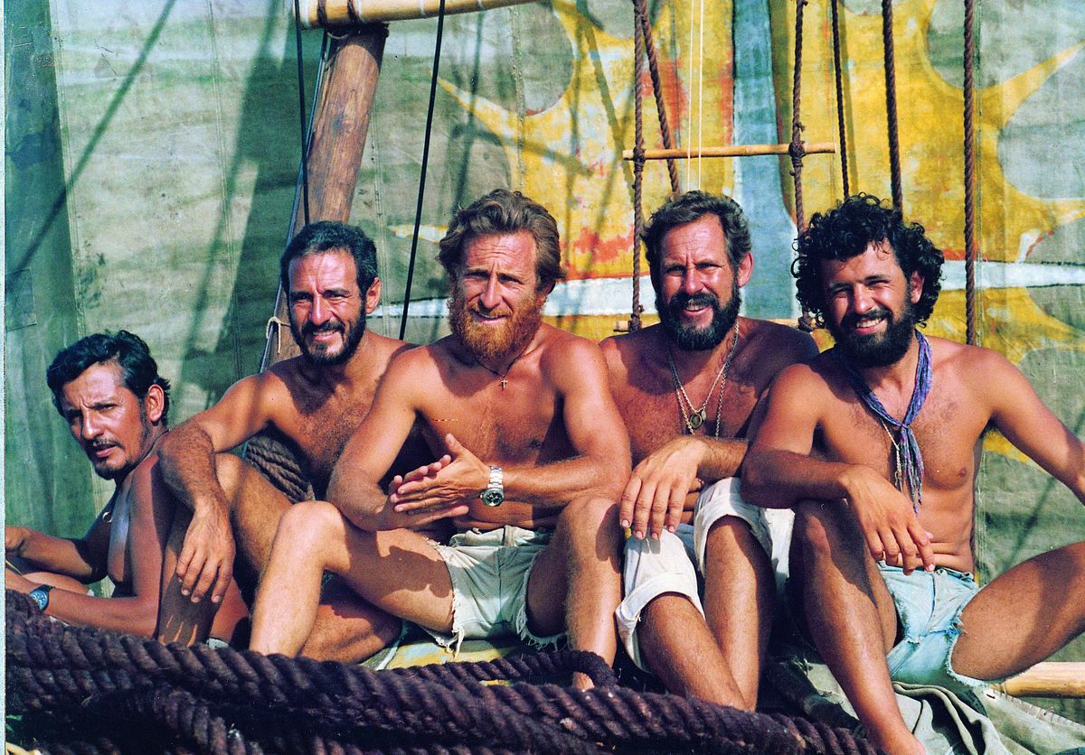 Los cinco miembros de la tripulación, tras su arribo a La Guaira: desde la izquierda, Félix Chango Arrieta (camarógrafo de ATC –Argentina Televisora Color, actual Televisión Pública–, que grabó todo el viaje), Jorge Iriberri (segundo al mando), Alfredo Barragán (capitán), Jorge Giaccaglia (cocinero de la expedición), y Daniel Sánchez Magariños (encargado de la navegación astronómica). Los cinco miembros de la tripulación, tras su arribo a La Guaira: desde la izquierda, Félix Chango Arrieta (camarógrafo de ATC –Argentina Televisora Color, actual Televisión Pública–, que grabó todo el viaje), Jorge Iriberri (segundo al mando), Alfredo Barragán (capitán), Jorge Giaccaglia (cocinero de la expedición), y Daniel Sánchez Magariños (encargado de la navegación astronómica).