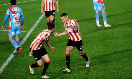Estudiantes de La Plata goleó 4-0 a Arsenal y volvió a ganar en el Torneo de la Liga Profesional. Estudiantes de La Plata goleó 4-0 a Arsenal y volvió a ganar en el Torneo de la Liga Profesional.