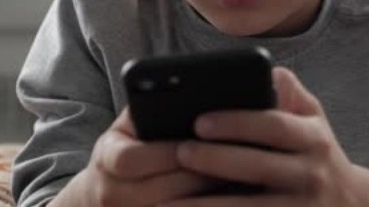 El niño advirtió que se cortó la luz y empezó a buscar a sus padres. Estaban tirados en el patio.