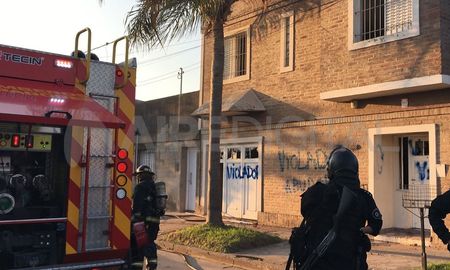 Tras ser detenido, un grupo de personas fue hasta la casa del profesor, le incendió la vivienda y mató a sus mascotas. Tras ser detenido, un grupo de personas fue hasta la casa del profesor, le incendió la vivienda y mató a sus mascotas.