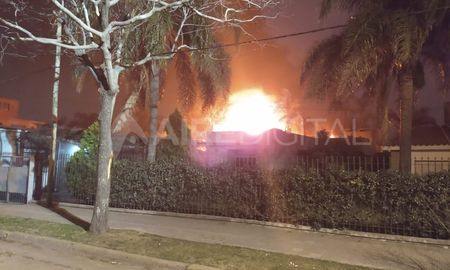 Se incendió por completo una vivienda en Santo Tomé, en la zona de la Costanera. Se incendió por completo una vivienda en Santo Tomé, en la zona de la Costanera.