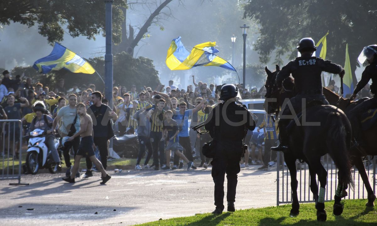 Fuerte enfrentamiento entre la policía e hinchas canallas dejó heridos. Fuerte enfrentamiento entre la policía e hinchas canallas dejó heridos.