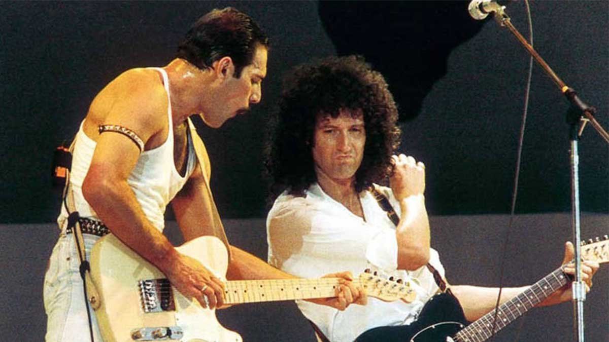 Queen formó parte de uno de los momentos más emblemáticos del Live Aid. En la foto Freddie Mercury empuñando una guitarra junto al guitarrista de la banda Bryan May.