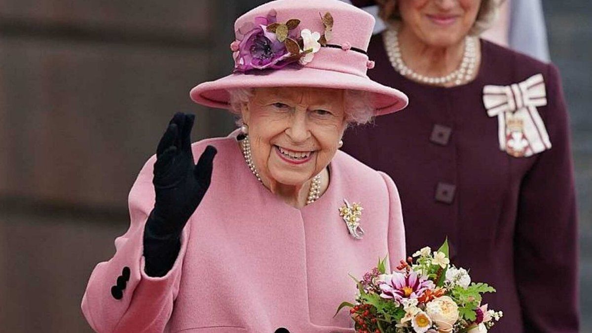 La reina Isabel II del Reino Unido no pronunciará este año el tradicional y fastuoso discurso del trono previsto para mañana en el Parlamento.