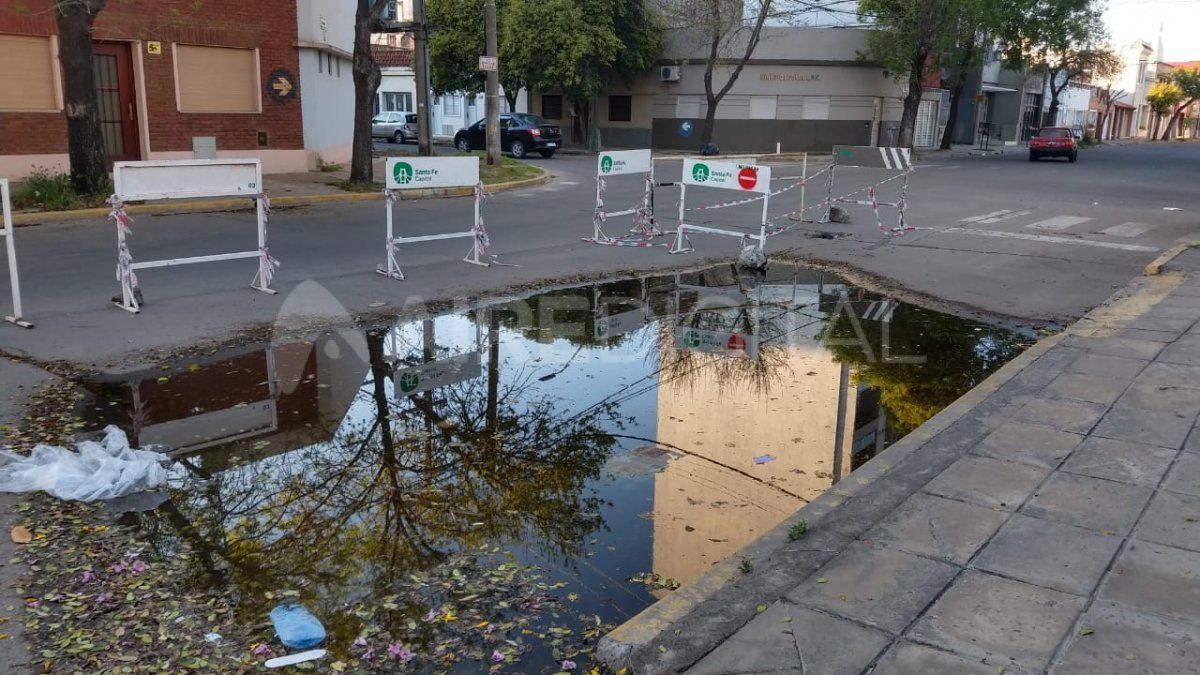 El bache en calle Urquiza tiene gran cantidad de agua.