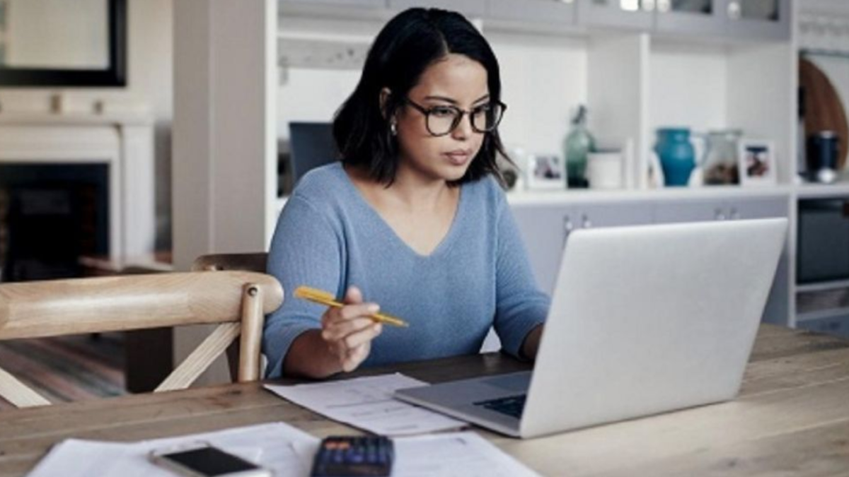 ¡Trabajar desde casa y cobrar en dólares! Paso a paso, cómo conseguir empleo remoto desde Argentina