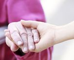 Frecuentemente se toma al cuidado de otras personas como un simple gesto de amor. Pero es en realidad un trabajo imprescindible y no siempre bien remunerado. Frecuentemente se toma al cuidado de otras personas como un simple gesto de amor. Pero es en realidad un trabajo imprescindible y no siempre bien remunerado.