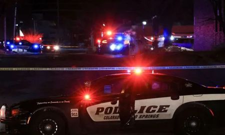 El joven detenido como autor del tiroteo que este fin de semana dejó cinco muertos en una discoteca de Colorado Springs, en el oeste de Estados Unidos, fue imputado este lunes de cinco cargos de asesinato. El joven detenido como autor del tiroteo que este fin de semana dejó cinco muertos en una discoteca de Colorado Springs, en el oeste de Estados Unidos, fue imputado este lunes de cinco cargos de asesinato.