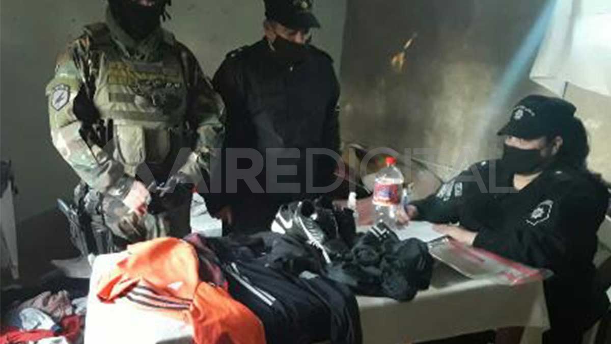 Los efectivos encontraron indumentaria y teléfonos celulares en la vivienda allanada en San José del Rincón.