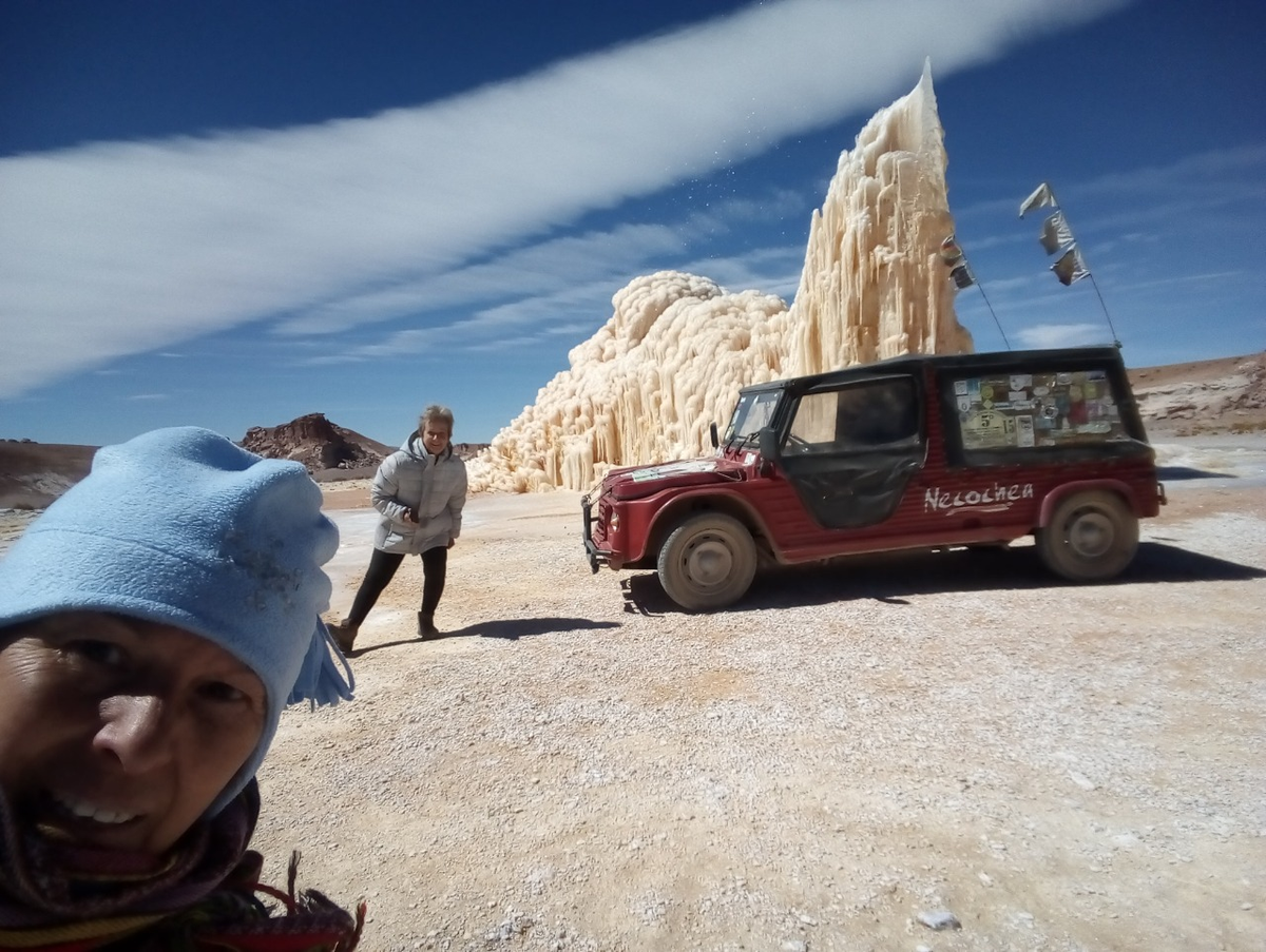Dejaron sus trabajos, recorren rutas en un Citroën '73 y planean llegar a Alaska.