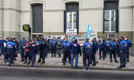 Los choferes del 107 se concentraro frente al ministerio de Salud y luego marcharon hasta Casa de Gobierno Los choferes del 107 se concentraro frente al ministerio de Salud y luego marcharon hasta Casa de Gobierno