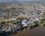 Se calcula que cerca de 20.000 personas viven en el distrito de Alto Verde, una zona que ante crecidas extraordinarias queda totalmente rodeada por el agua. Se calcula que cerca de 20.000 personas viven en el distrito de Alto Verde, una zona que ante crecidas extraordinarias queda totalmente rodeada por el agua.