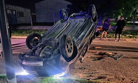 La Peugeot Partner quedó con las ruedas hacia arriba tras el vuelco ocurrido en la madrugada en Ayacucho y Esteban de Luca. La Peugeot Partner quedó con las ruedas hacia arriba tras el vuelco ocurrido en la madrugada en Ayacucho y Esteban de Luca.