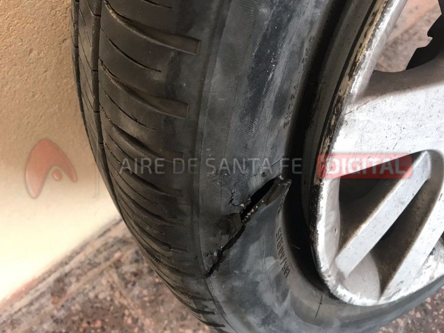 Rompió dos cubiertas de su auto gracias a un enorme bache